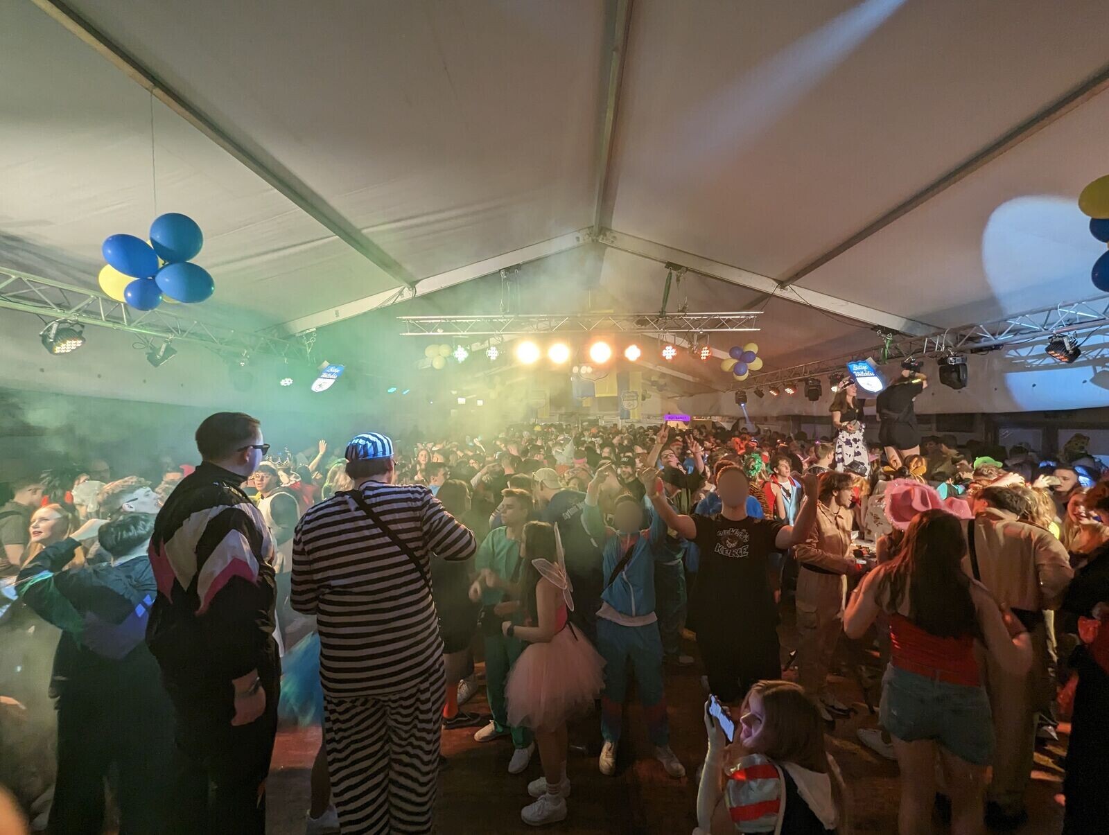 Menge unter weißen Spot-Beams auf einer Zeltparty