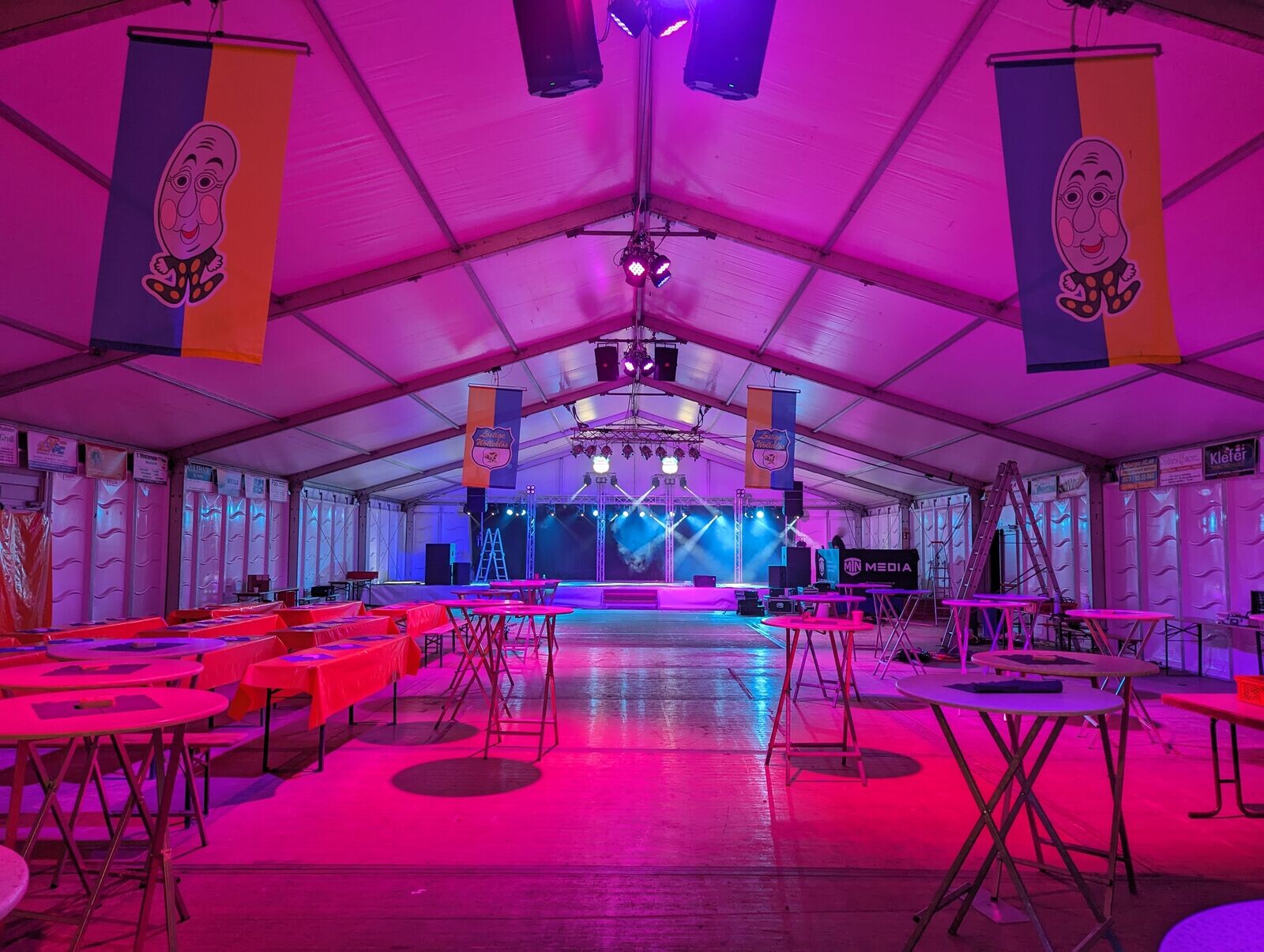 Leeres Festzelt in magentafarbenem Licht