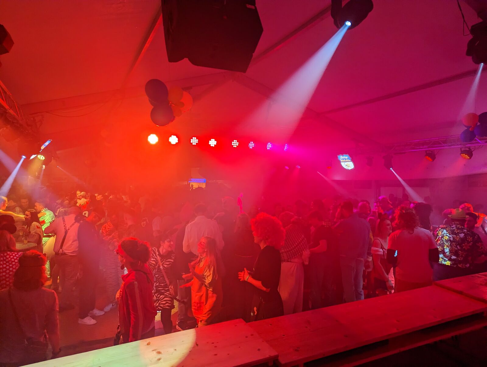 Menge in tiefrotem Licht mit Spot-Beams