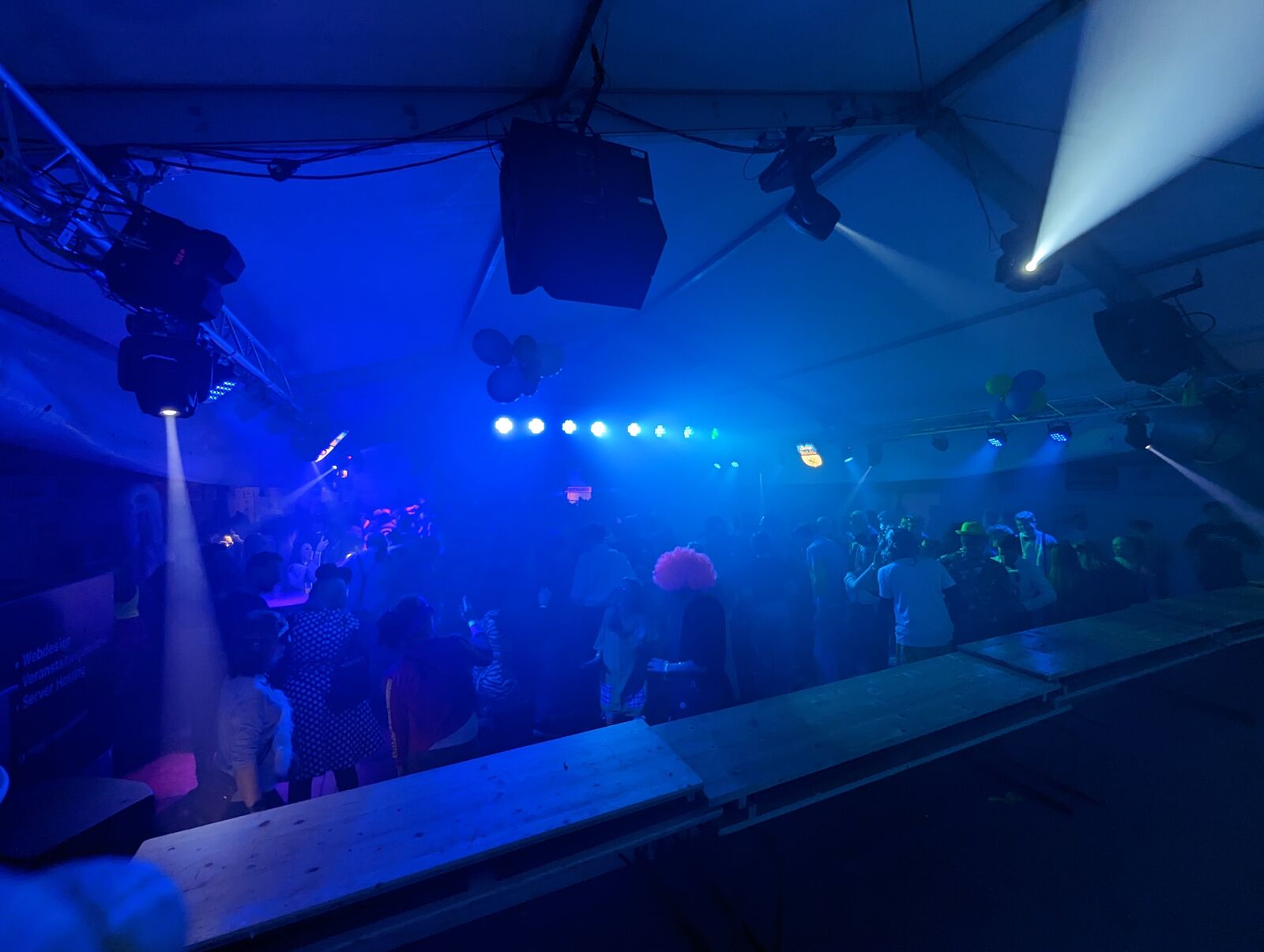 Blaue Beams und Movingheads im Haze