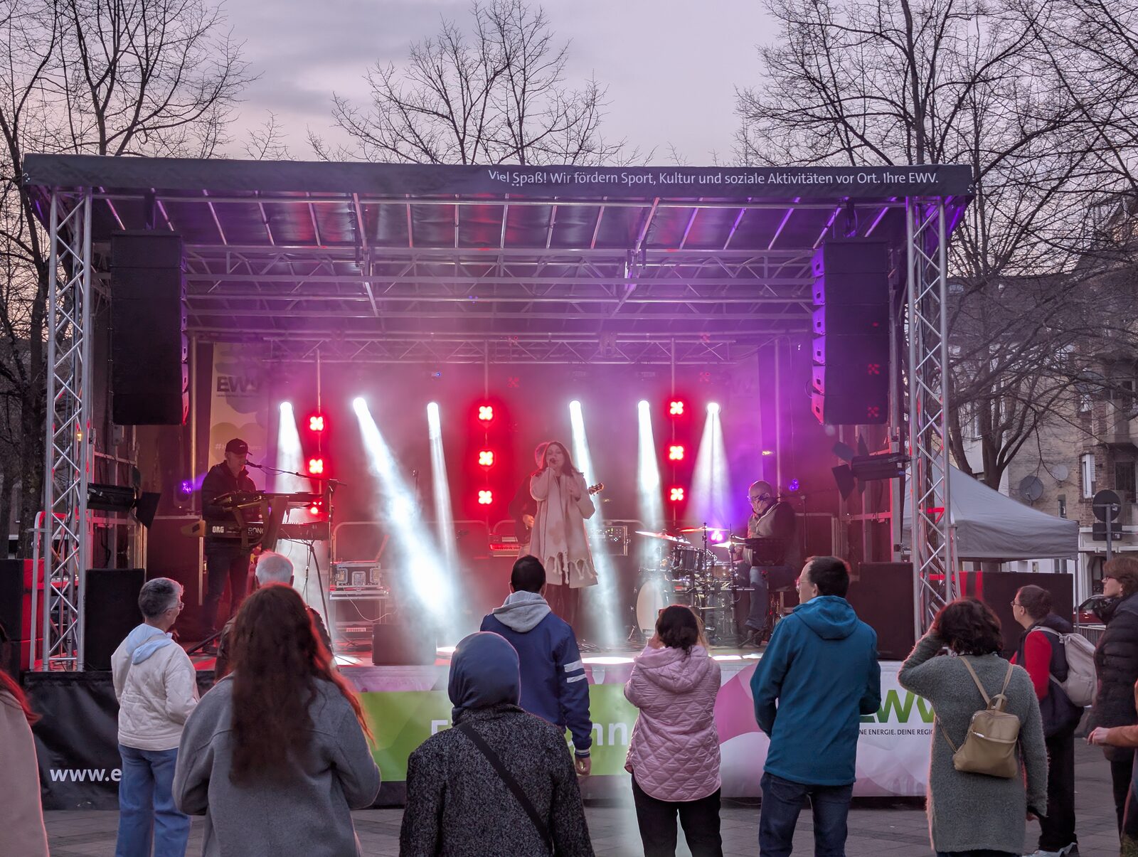 Mobile Open-Air-Bühne mit Band, Beam-Looks und PA an den Bühnen-Wings