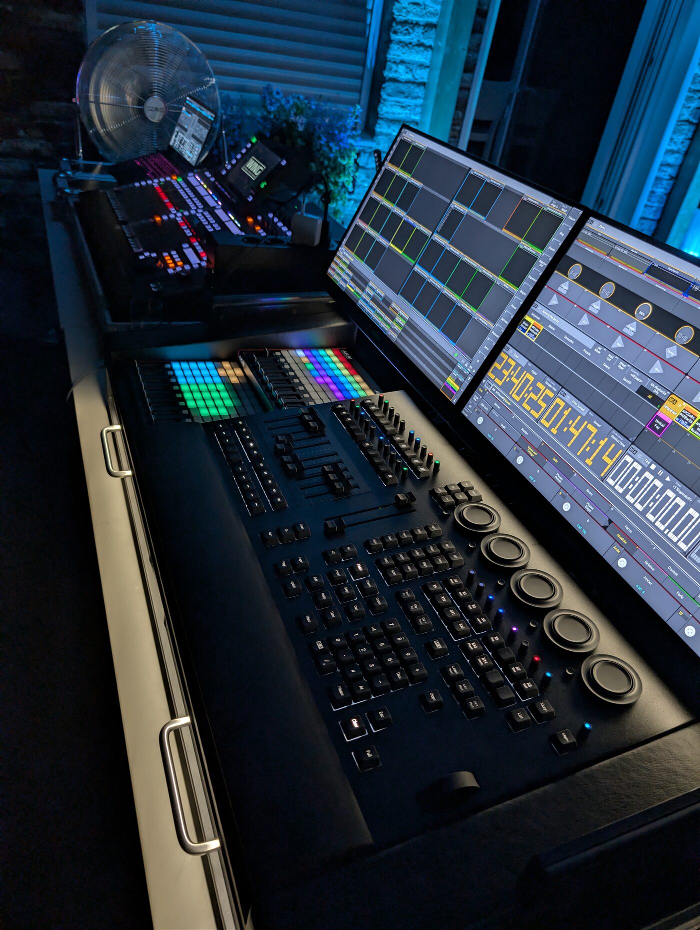 Lichtpult am FOH mit programmierter Show